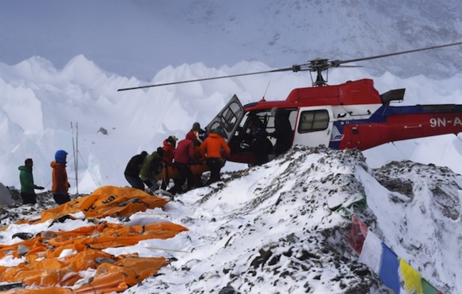 Un helicóptero para evacuar a las personas atrapadas en el campo base del Everest. (Roberto SCHMIDT/AFP PHOTO)