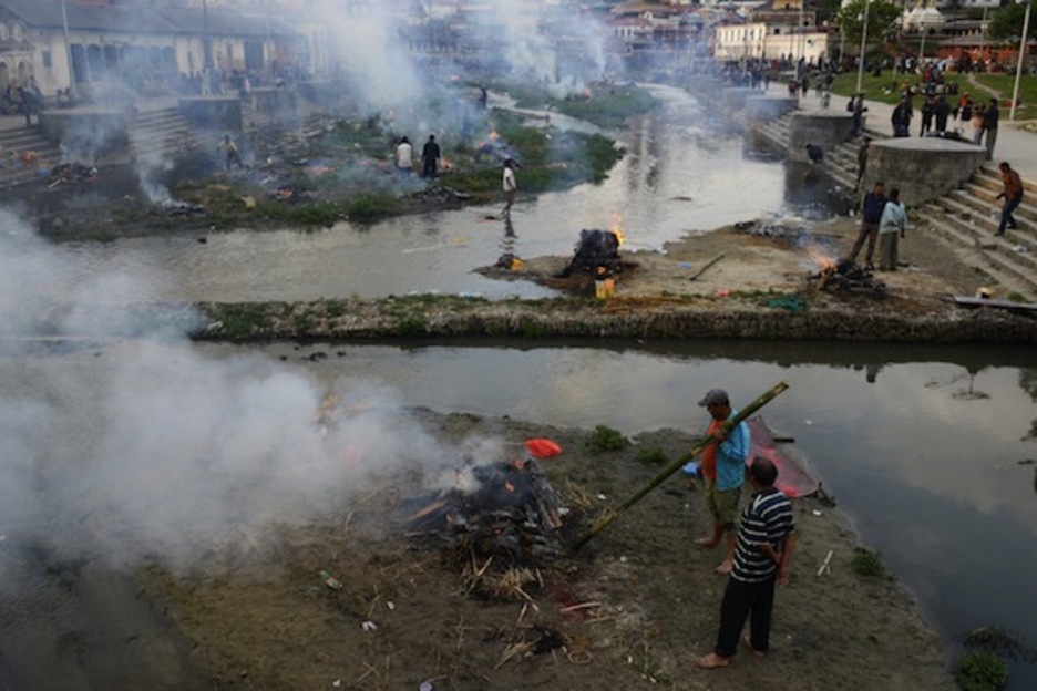 Incineración masiva de víctimas del terremoto. (Prakash MATHEMA/AFP PHOTO)