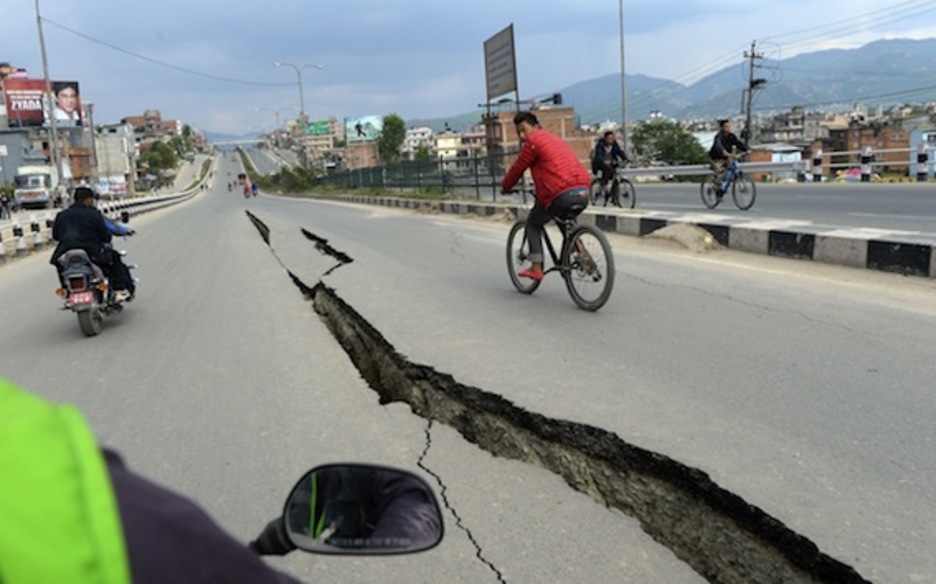 Una carretera de Katmandú, seccionada por el temblor. (Prakash SINGH/AFP PHOTO)
