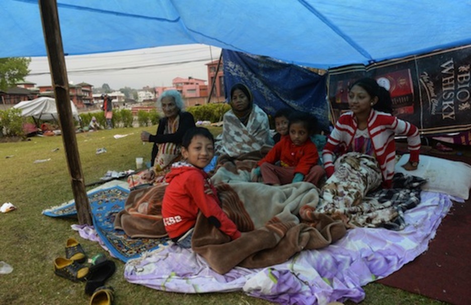 Muchas personas permanecen en tiendas improvisadas o en campamentos montados por el Gobierno. (Prakash SINGH/AFP PHOTO)