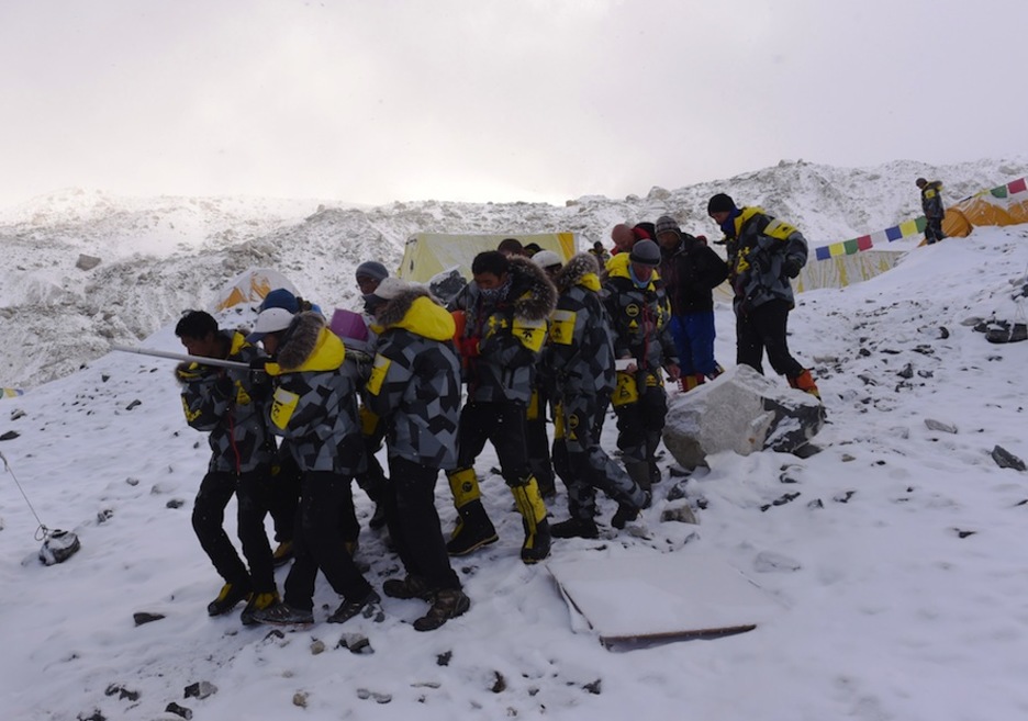 Equipos de rescate en el Everest. (Roberto SCHMIDT / AFP)