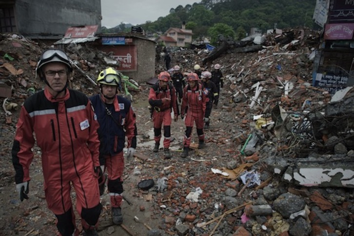 Miembros de los equipos de rescate franceses, en Katmandú. (Nicolas ASFOURI/AFP PHOTO)
