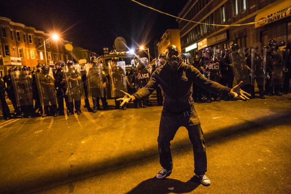 Protestas nocturnas en Baltimore. (Andrew BURTON / AFP)