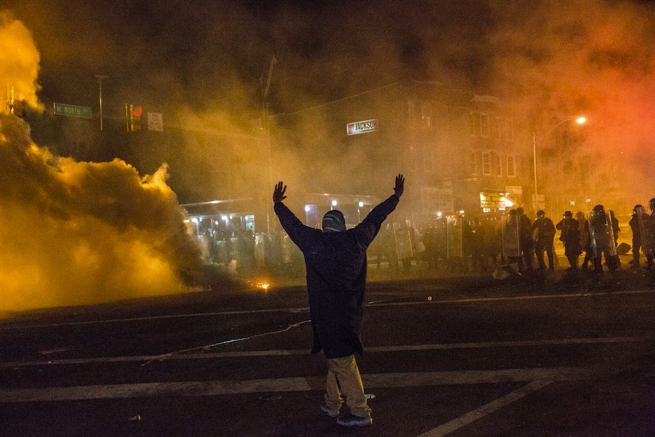 Botes de humo en las protestas de Baltimore. (Andrew BURTON / AFP)