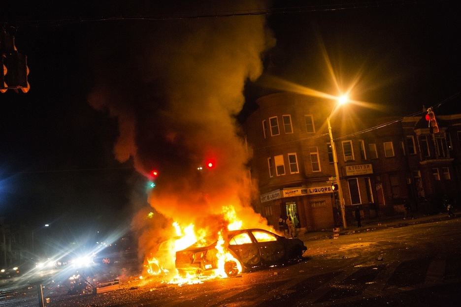 Coche ardiendo durante  la primera noche de protestas. (Andrew BURTON / AFP)