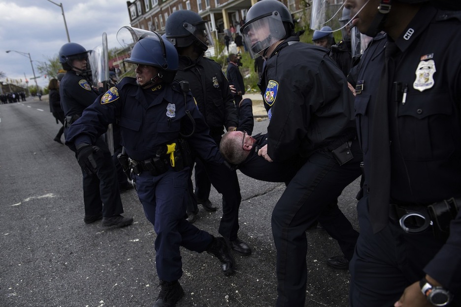 La Policía llevándose a un manifestante. (Brendan SMIALOWSKI / AFP)
