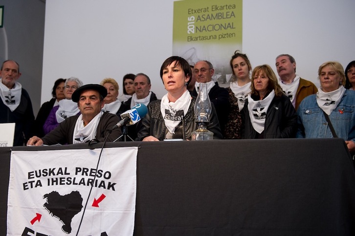 Representantes de Etxerat, en la presentación de la asamblea del domingo. (Iñigo URIZ/ARGAZKI PRESS)