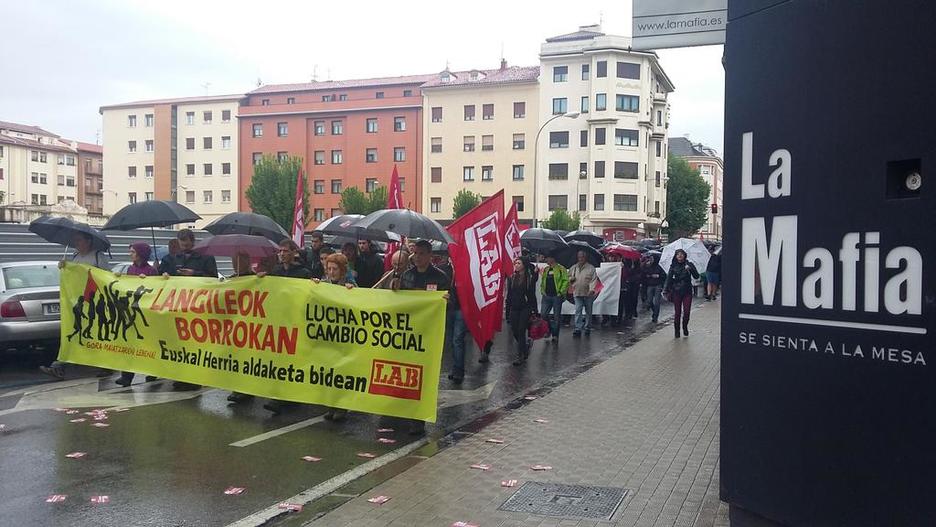 LAB Iruñeko kaleetan, La Mafia jatetxe parean. (@MartxeloDiaz) LAB Iruñeko kaleetan, La Mafia jatetxe parean. (@MartxeloDiaz)