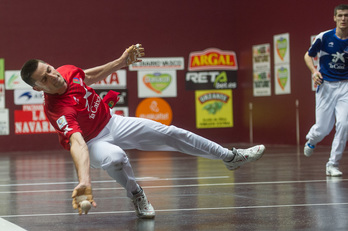 Albisu trata de llevar una pelota en el encuentro frente a Rezusta. (Juan Carlos RUIZ / ARGAZKI PRESS)