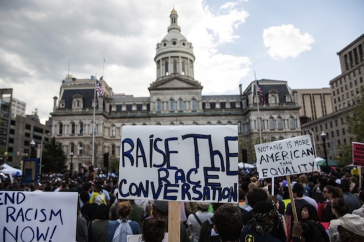 Carteles en la concentración ante la Alcaldía de Baltimore. (Andrew BURTON / AFP)