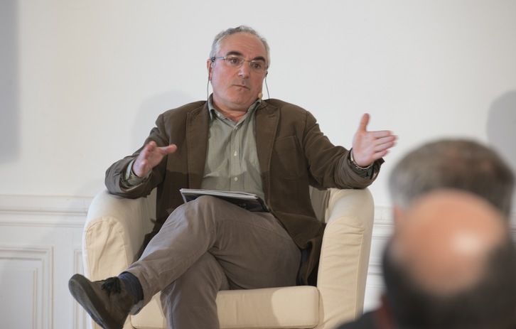 Xabier Olano, durante el debate con Denis Itxaso la semana pasada. (Andoni CANELLADA / ARGAZKI PRESS) 