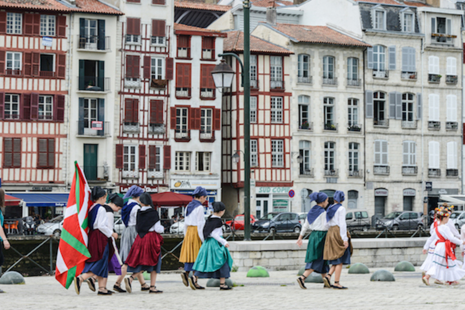 Les écoles du Pays Basque Nord ont défilé dans les rues de Bayonne.