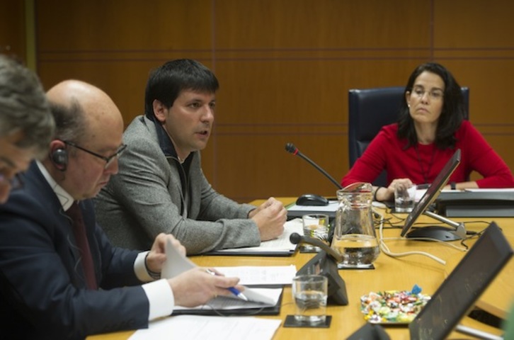 Mendoza e Intxausti, durante su comparecencia en el Parlamento de Gasteiz. (Raul BOGAJO/ARGAZKI PRESS)