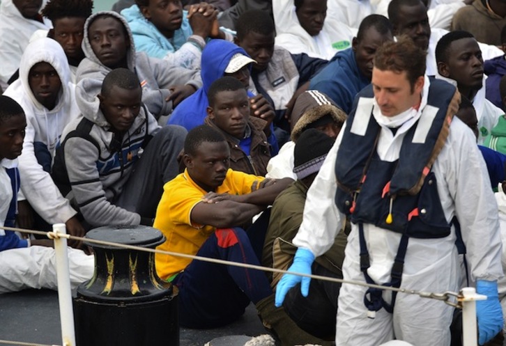 Inmigrantes en el puerto de Catania, en una imagen tomada el 24 de abril. (Alberto PIZZOLI / AFP)