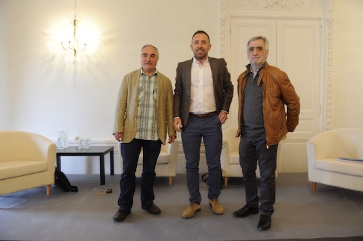 Xabier Olano (EH Bildu), Denis Itxaso (PSE) y Juan Carlos Cano (PP), candidatos a diputado general. (Jon URBE/ARGAZKI PRESS) 
