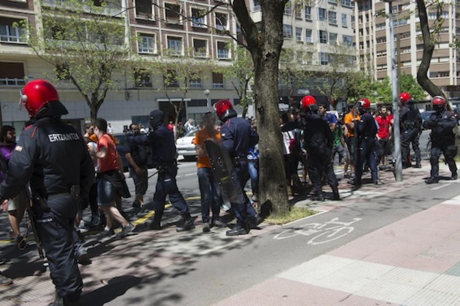 Ertzaintza, protestan ari ziren gazteen aurrean. (Raul BOGAJO/ARGAZKI PRESS)