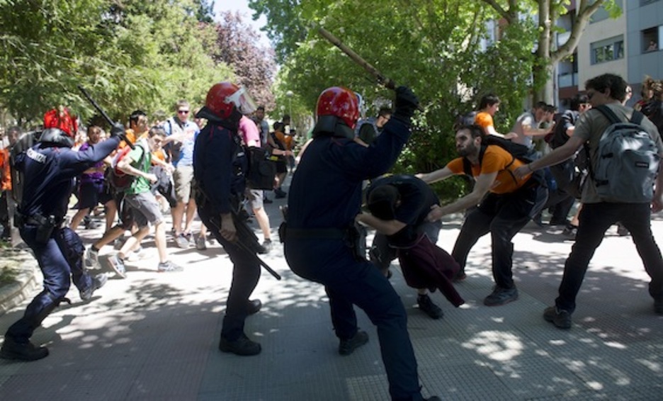 Protestan ari ziren gazteen aurka oldartu egin da Ertzaintza. (Raul BOGAJO/ARGAZKI PRESS)