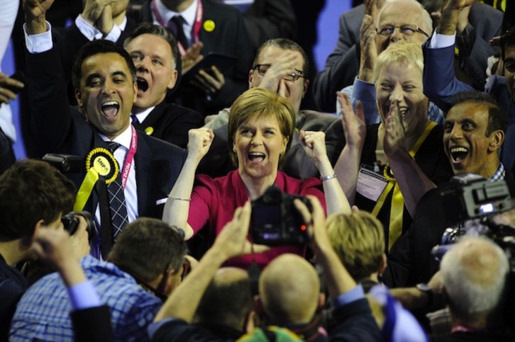 La líder del SNP, Nicola Sturgeon, celebra los resultados de su partido. (Andy BUCHANAN / AFP)