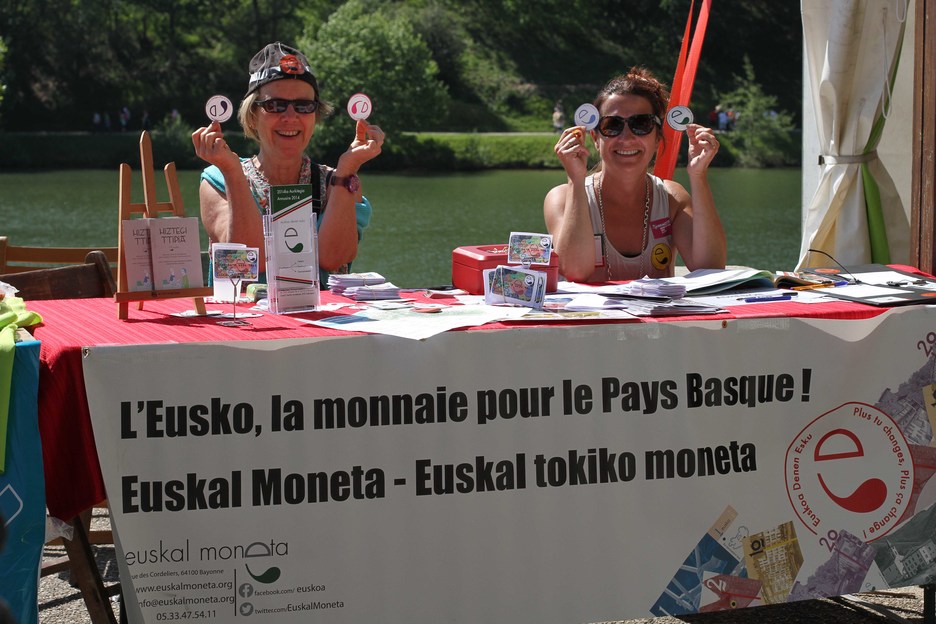 Euskal Moneta a profité de la fête des ikastola pour présenter l'image de l'Eusko carte électronique. © Aurore LUCAS