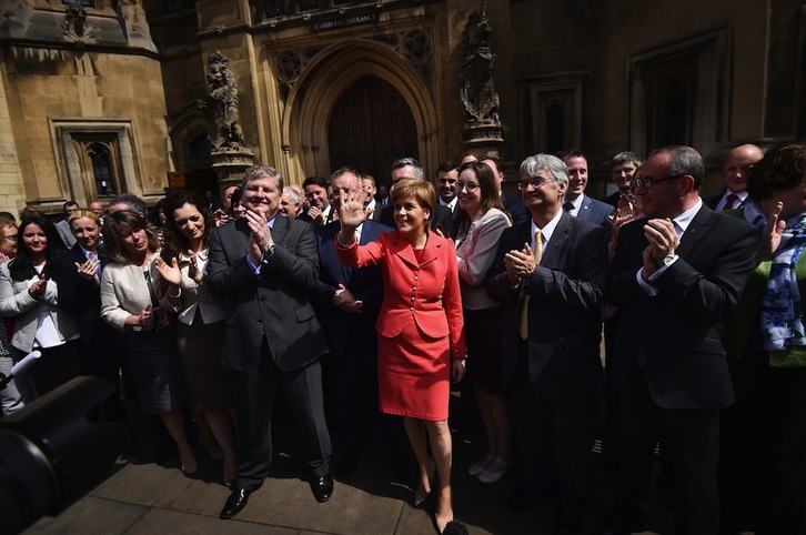 Nicola Sturgeon junto a los Miembros del Parlamento británico del SNP. (Ben STANSALL / AFP)