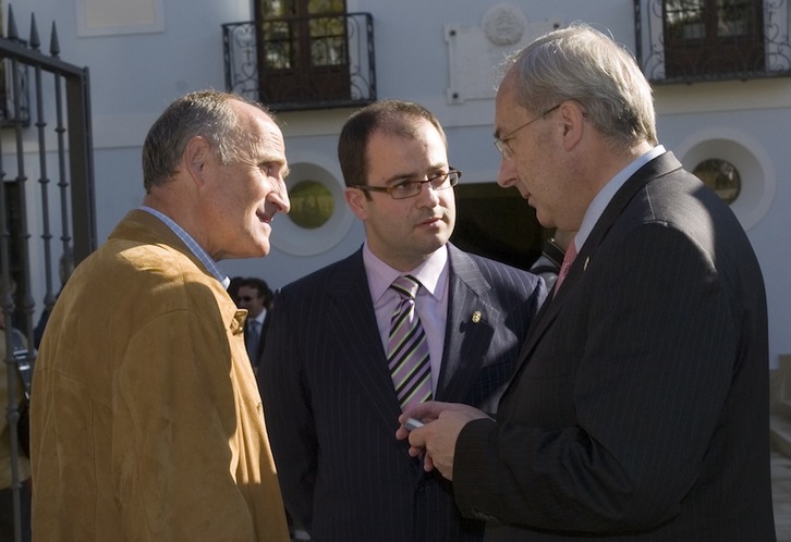 Asier Aranbarri en el centro, junto a Román Sudupe y Joxe Joan González de Txabarri, en 2006. (Andoni CANELLADA/ARGAZKI PRESS)