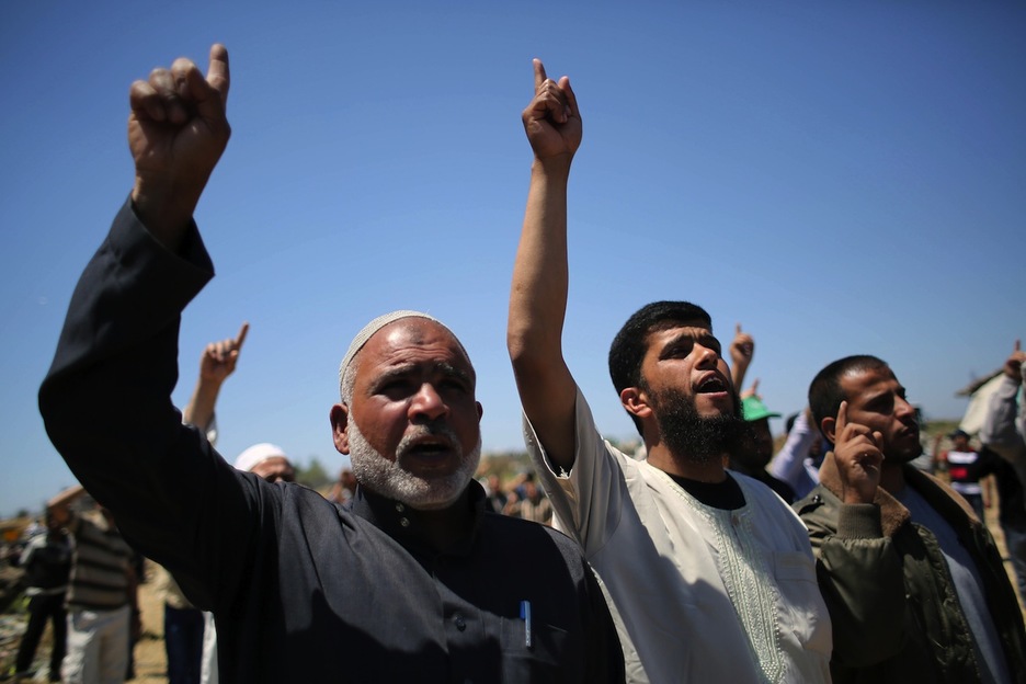 Palestinos durante una marcha celebrada en Gaza. (Said KHATIB / AFP)