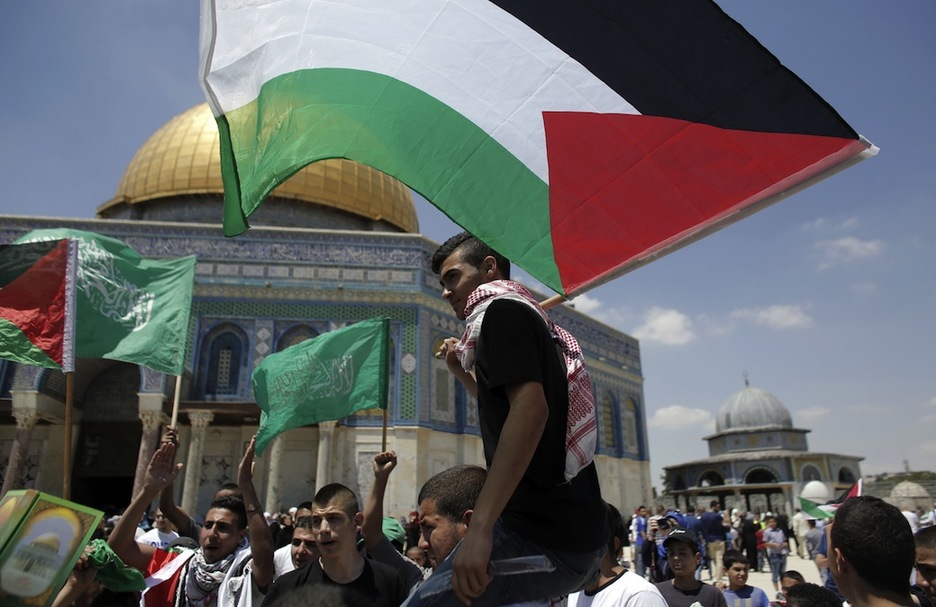 Un joven sostiene la bandera palestina en Jerusalen. (Ahmad GHARABLI / AFP)