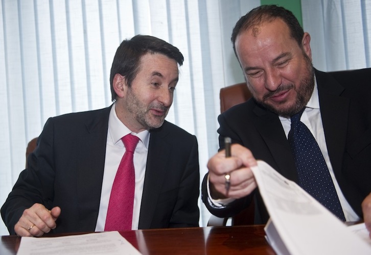 El entonces alcalde de Muskiz, Gonzalo Riancho, junto a Josu Jon Imaz, presidente de Petronor y consejero delegado de Repsol. (Luis JAUREGIALTZO/ARGAZKI PRESS)