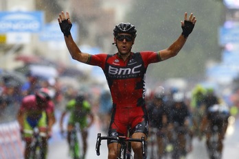 Gilbert ha cruzado en primer lugar la línea de meta de Vicenza. (Luk BENIES / AFP)