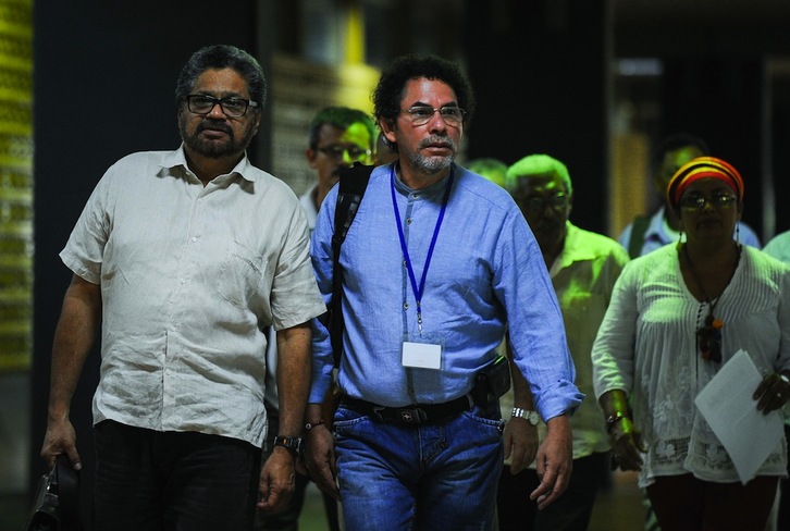 Los representantes de las FARC, Ivan Márquez y Pastor Alape, llegando a la reunión en La Habana. (Yamil LAGE / AFP)