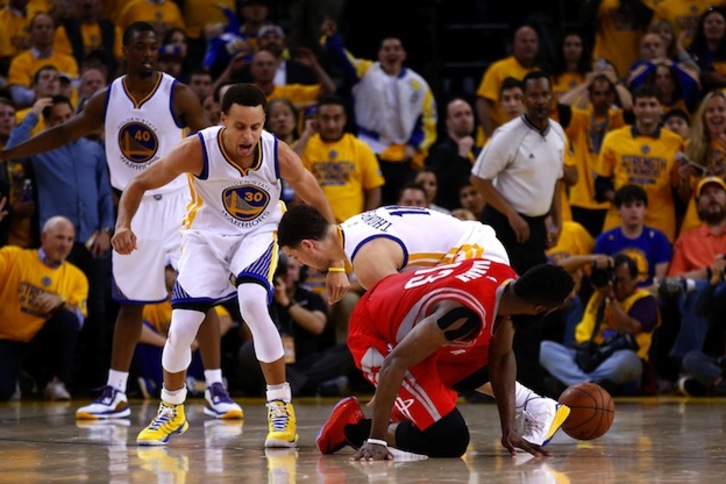 Harden pierde el último balón ante la defensa de Thompson y Curry. (Ezra SHAW / AFP)