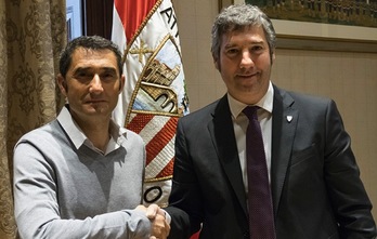 Valverde y Urrutia se dan la mano tras la firma del contrato. (www.athletic-club.eus)