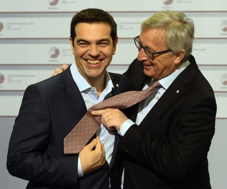 El presidente de la Comisión Europea, Jean-Claude Juncker, bromea con el primer ministro griego, Alexis Tsipras. (Janek SKARZYNSKI/AFP PHOTO)