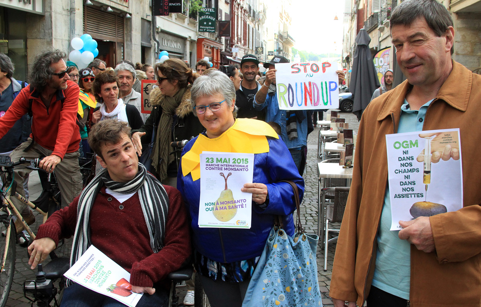 Plus de 100 personnes ont défilé à Bayonne, sous les slogans "Monsanto, assassins!" © Bob EDME