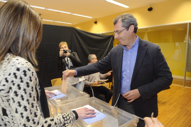 Markel Olano, en el momento de depositar su voto. (Jon URBE / ARGAZKI PRESS)