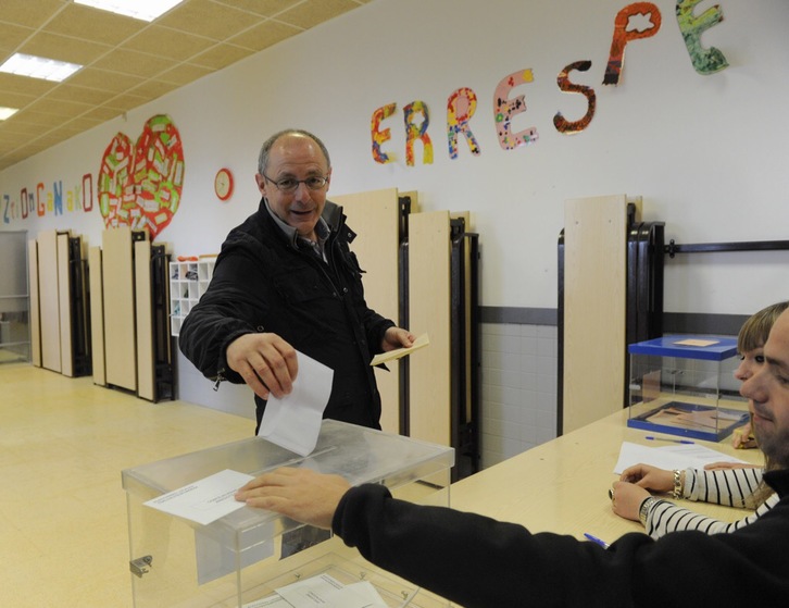 Juan Karlos Izagirre, alcalde de Donostia, ha votado en Igeldo. (Gorka RUBIO / ARGAZKI PRESS)