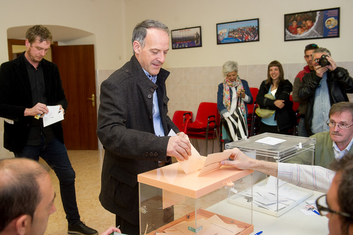 Maiorga Ramírez y Adolfo Araiz han votado en Tafalla a primera hora. (Iñigo URIZ / ARGAZKI PRESS)