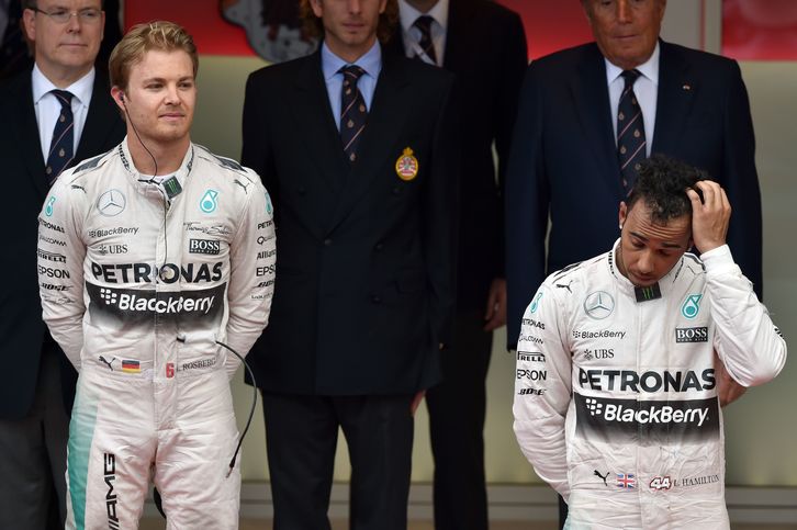 Rosberg y Hamilton en el podio. (ANDREJ ISAKOVIC / AFP)