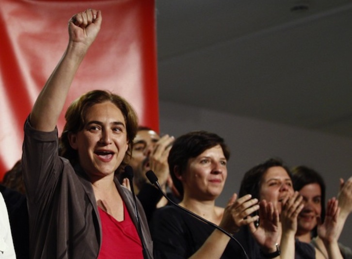 La candidata de Barcelona en Comú, Ada Colau, celebra su victoria. (Quique GARCÍA/AFP PHOTO)