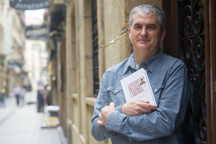 Karlos Linazasoro, ‘Literatura hiztegi tekniko laburra’ren aurkezpenean. (Juan Carlos RUIZ/ARGAZKI PRESS)