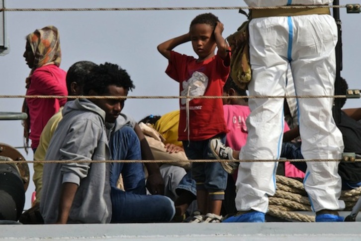 Un barco de migrantes, en las costas italianas. (Giovanni ISOLINO/AFP PHOTO)