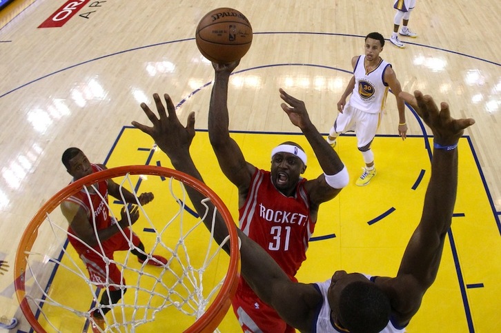 Imagen del partido entre los Warriors y lso Rockets. (Ezra SHAW / AFP)
