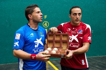 Aimar Olaizola y Juan Martínez de Irujo, durante la elección del material para la semifinal. (Juanan RUIZ/ARGAZKI PRESS)