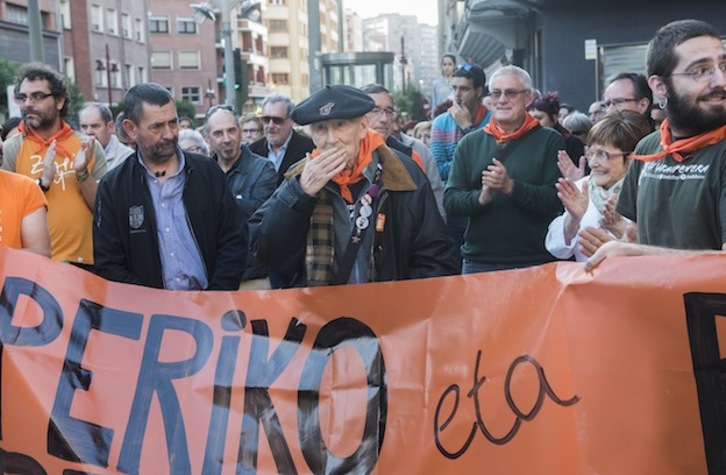 Aplausos para Periko Solabarria durante la movilización de Barakaldo. (Luis JAUREGIALTZO / ARGAZKI PRESS)
