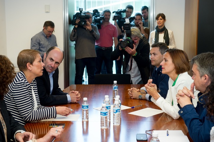 Reunión mantenida entre Geroa Bai y el PSN. (Iñigo URIZ / ARGAZKI PRESS)