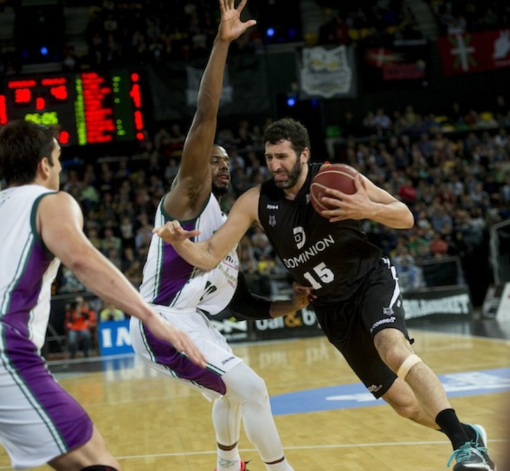 Una imagen del partido entre Bilbao Basket y Unicaja. (Marisol RAMIREZ/ARGAZKI PRESS)