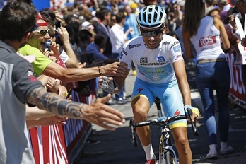 Aru es felicitado tras sumar una nueva victoria en este Giro. (Luk BENIES / AFP)