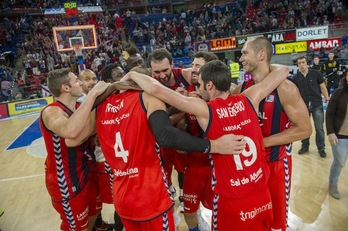 Los jugadores del Baskonia celebran su triunfo ante Unicaja. (Juanan RUIZ / ARGAZKI PRESS)