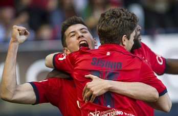 Sisi y Loé celebran el segundo gol con su autor, David García. (Jagoba MANTEROLA / ARGAZKI PRESS)