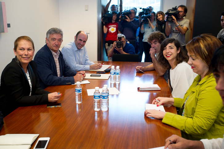 Los representantes de Geroa Bai y Podemos, al inicio de la reunión. (Iñigo URIZ / ARGAZKI PRESS)